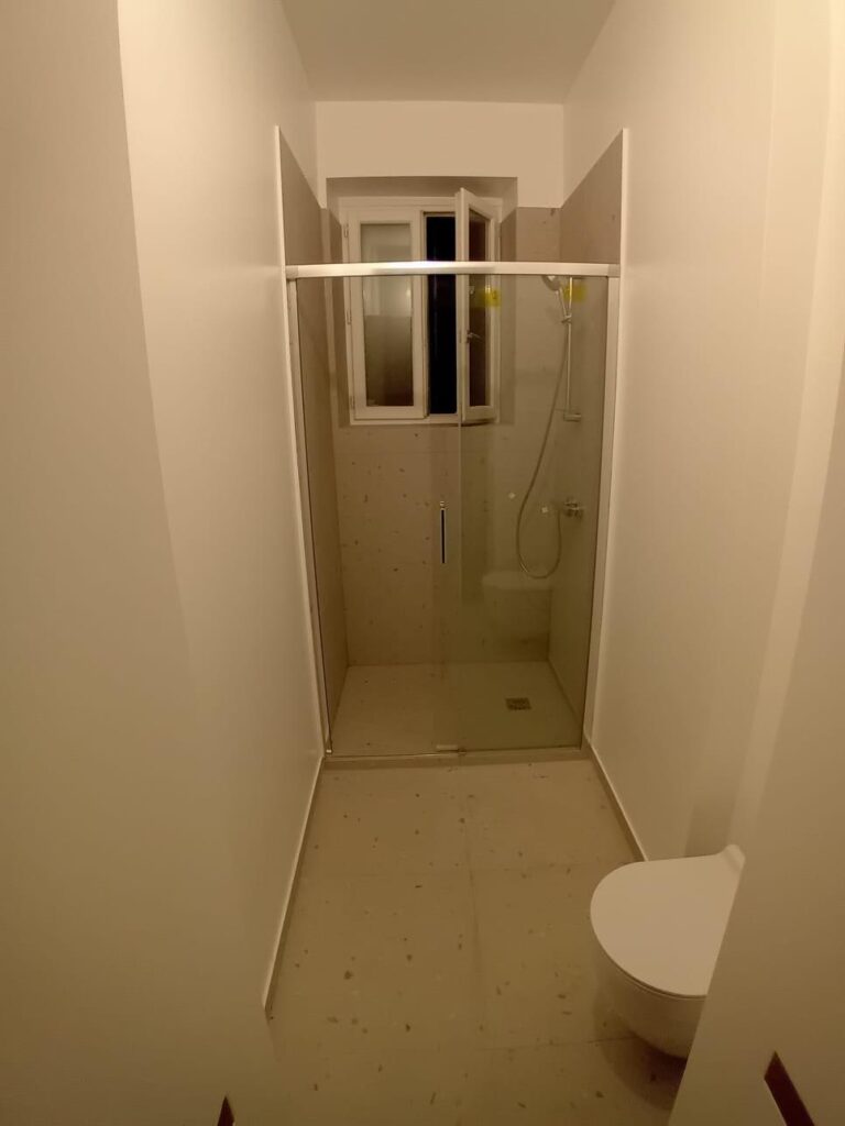 Image après chantier 2 : Après transformation d’une petite salle d’eau avec douche
