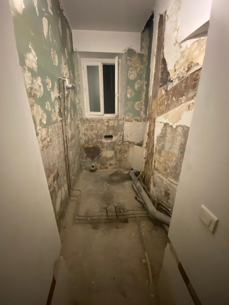 Image avant chantier 2 : Avant rénovation d’une petite salle d’eau